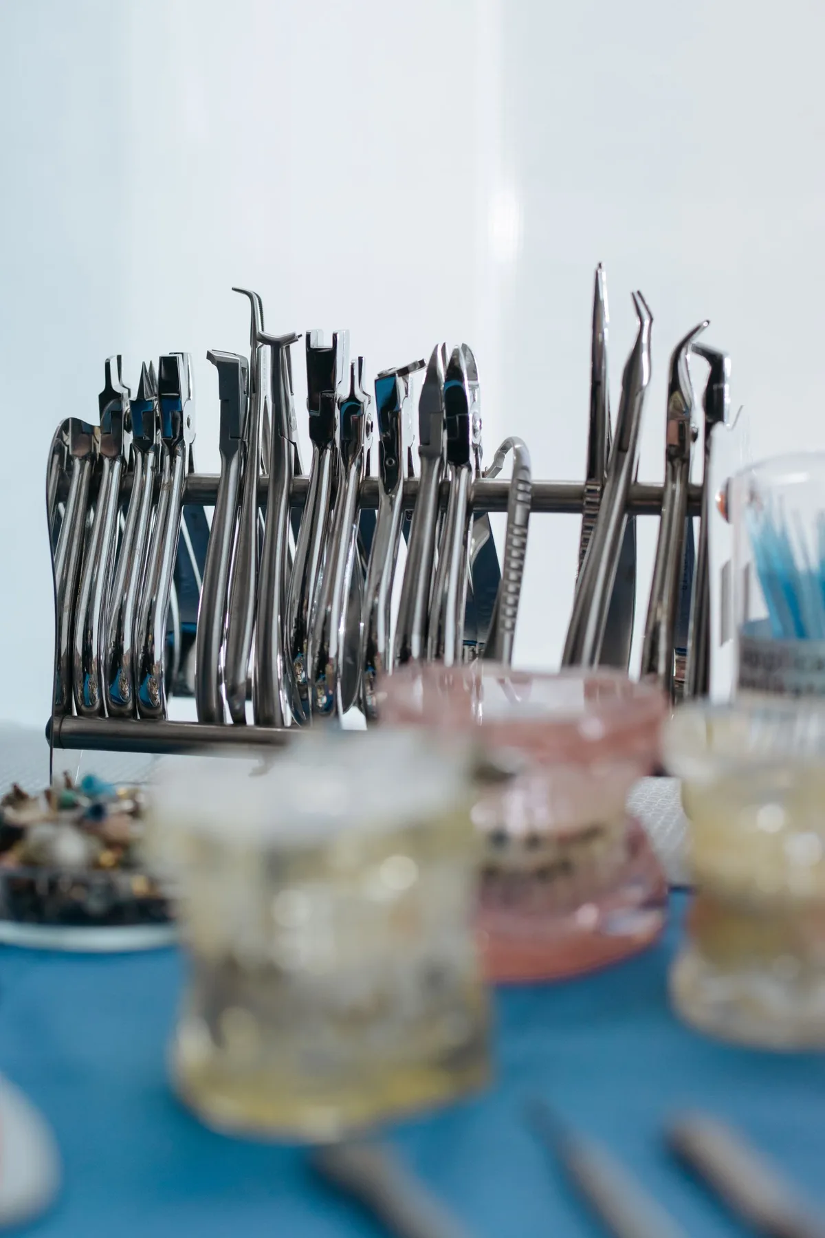 Instrumental dental esterilizado y modelos de ortodoncia